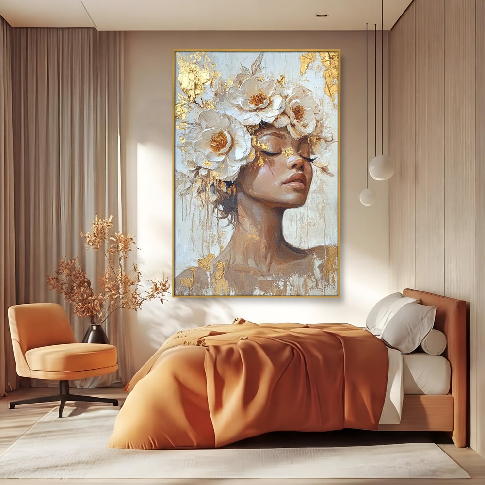 Tablou canvas cu tablou canvas cu portretul unei femei, in rama de aluminiu auriu, pe perete intr-un dormitor